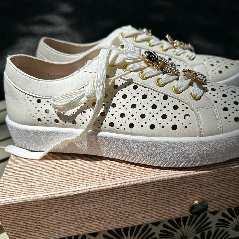 DV by Dolce Vita Elegant Cream Women's Sneakers with Bee Embellishments US 9 - Picture 4 of 9